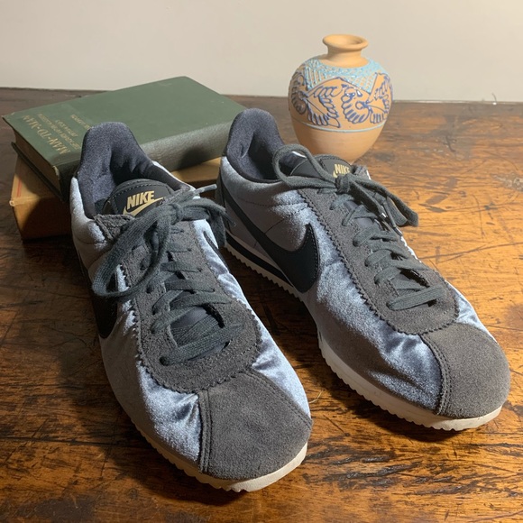 Unique Nike Shoes Women’s Size 9.5 - Picture 2 of 6